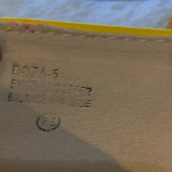 Chase & Chloe 7.5 yellow and white heels. - Picture 4 of 7